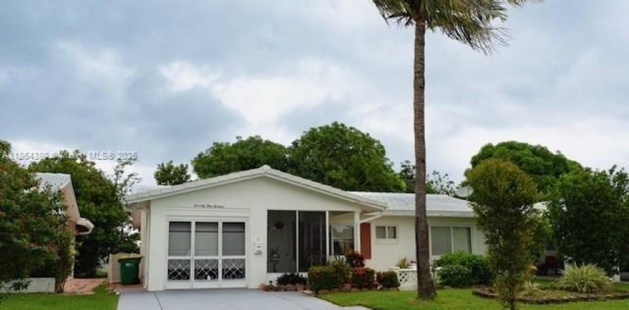 House in Tamarac, Florida 2 bedrooms, 124.67 sq.m. № 1892762