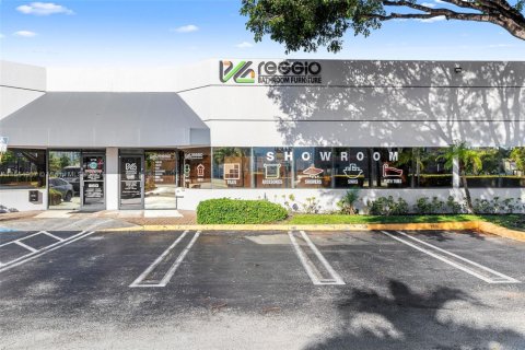 Commercial property in Doral, Florida № 1984886 - photo 2