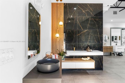 Commercial property in Doral, Florida № 1984886 - photo 3