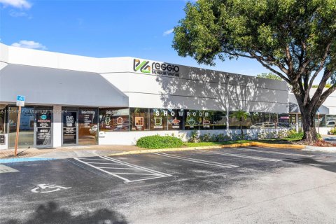 Commercial property in Doral, Florida № 1984886 - photo 1
