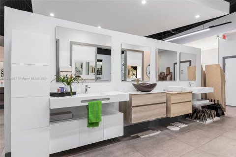 Commercial property in Doral, Florida № 1984886 - photo 11