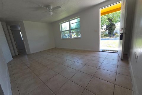House in New Port Richey, Florida 3 bedrooms, 107.58 sq.m. № 2236179 - photo 4