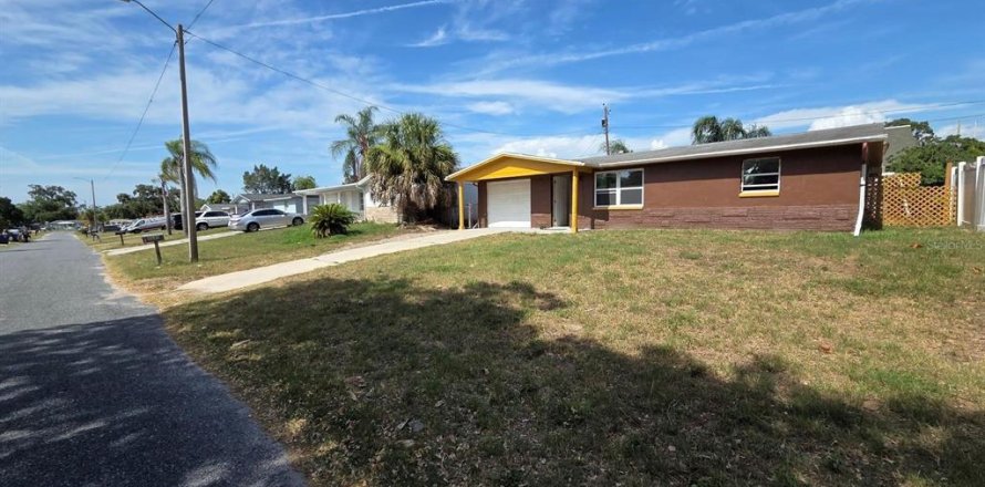 House in New Port Richey, Florida 3 bedrooms, 107.58 sq.m. № 2236179