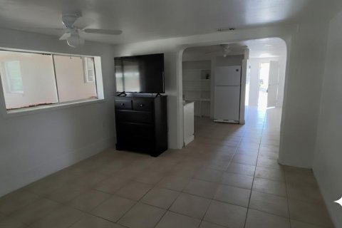 House in New Port Richey, Florida 3 bedrooms, 107.58 sq.m. № 2236179 - photo 14