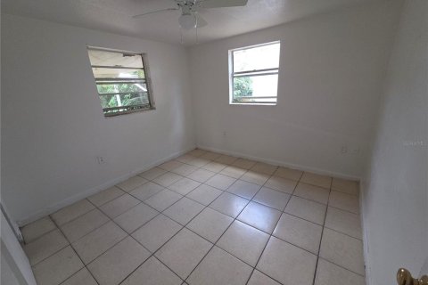 House in New Port Richey, Florida 3 bedrooms, 107.58 sq.m. № 2236179 - photo 11