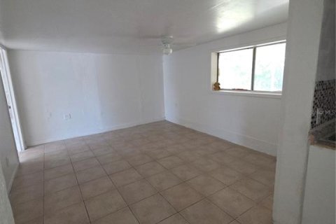 House in New Port Richey, Florida 3 bedrooms, 107.58 sq.m. № 2236179 - photo 12