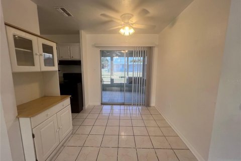 Villa ou maison à louer à Port Charlotte, Floride: 2 chambres, 75.44 m2 № 2101775 - photo 5