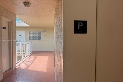 Condo in Miami, Florida, 2 bedrooms  № 2052981 - photo 23