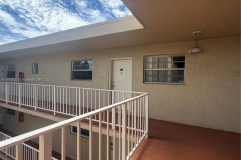 Condo in Miami, Florida, 2 bedrooms  № 2052981 - photo 21