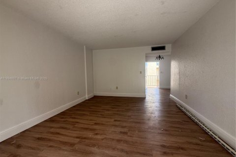 Condo in Miami, Florida, 2 bedrooms  № 2052981 - photo 20