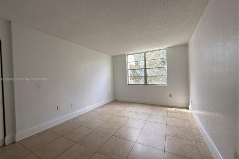 Condo in Miami, Florida, 2 bedrooms  № 2052981 - photo 13