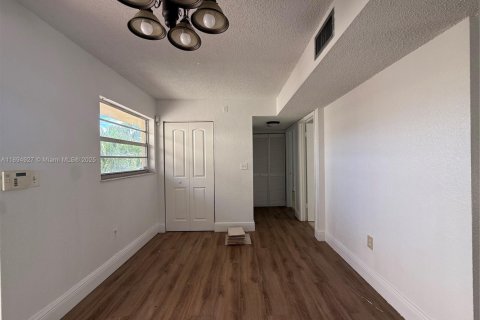 Condo in Miami, Florida, 2 bedrooms  № 2052981 - photo 17