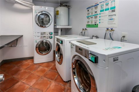 Condo in North Miami Beach, Florida, 2 bedrooms  № 2051481 - photo 28