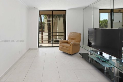 Condo in North Miami Beach, Florida, 2 bedrooms  № 2051481 - photo 18