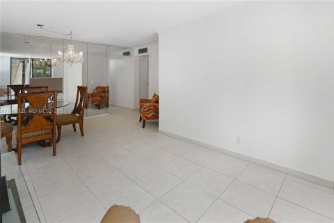Condo in North Miami Beach, Florida, 2 bedrooms  № 2051481 - photo 15