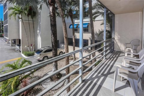 Condo in North Miami Beach, Florida, 2 bedrooms  № 2051481 - photo 25