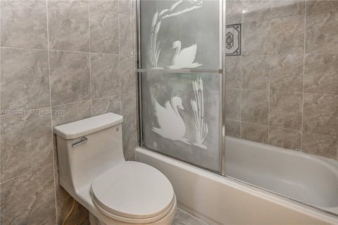 Condo in North Miami Beach, Florida, 2 bedrooms  № 2051481 - photo 24