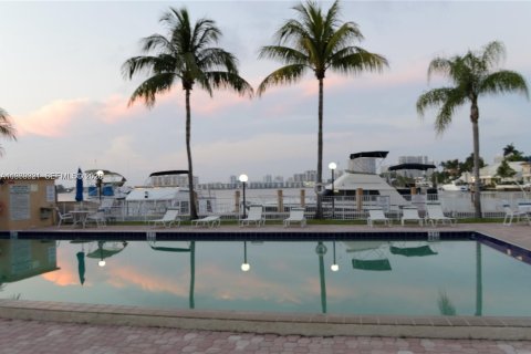 Condo in North Miami Beach, Florida, 2 bedrooms  № 2051481 - photo 2