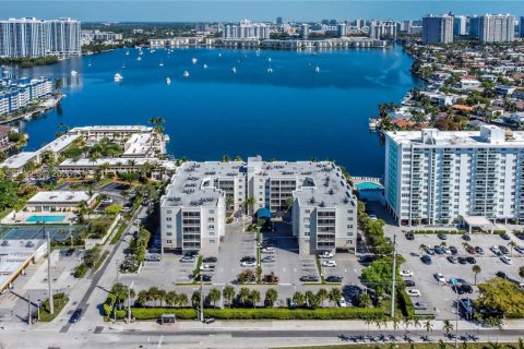 Condo in North Miami Beach, Florida, 2 bedrooms  № 2051481