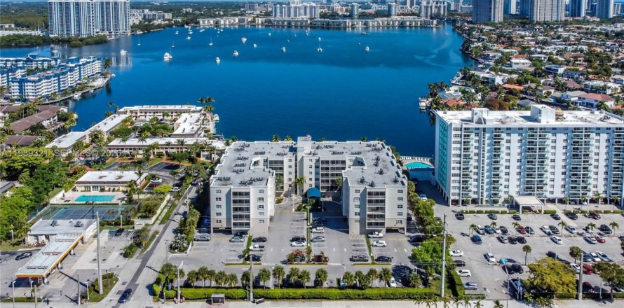 Condo in North Miami Beach, Florida, 2 bedrooms  № 2051481
