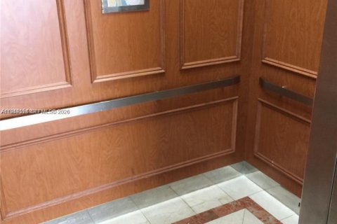 Condo in North Miami Beach, Florida, 2 bedrooms  № 2051481 - photo 7