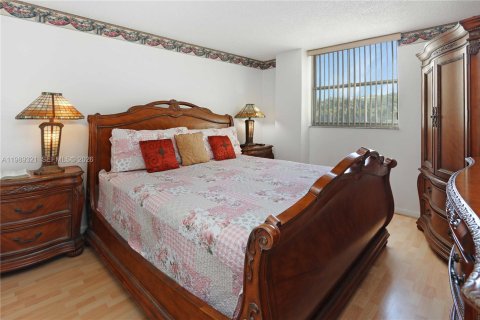 Condo in North Miami Beach, Florida, 2 bedrooms  № 2051481 - photo 19