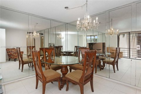 Condo in North Miami Beach, Florida, 2 bedrooms  № 2051481 - photo 13