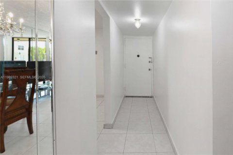 Condo in North Miami Beach, Florida, 2 bedrooms  № 2051481 - photo 9