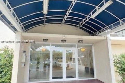 Condo in North Miami Beach, Florida, 2 bedrooms  № 2051481 - photo 6