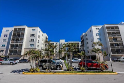 Condo in North Miami Beach, Florida, 2 bedrooms  № 2051481 - photo 4