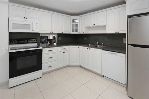 Condo in North Miami Beach, Florida, 2 bedrooms  № 2051481 - photo 12