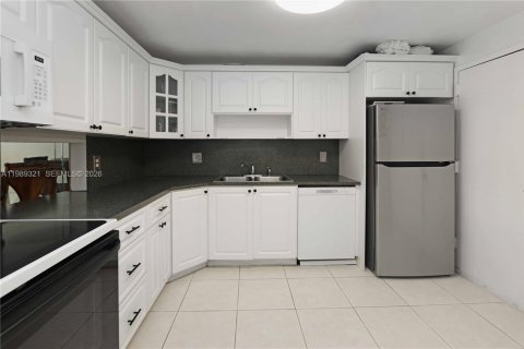 Condo in North Miami Beach, Florida, 2 bedrooms  № 2051481 - photo 11