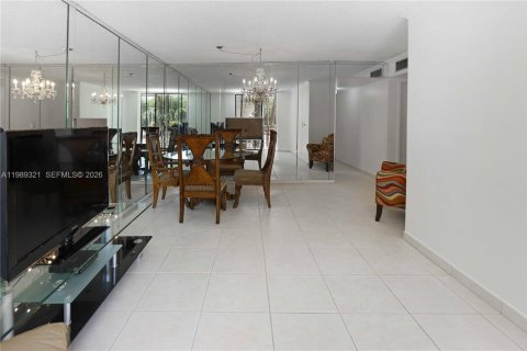 Condo in North Miami Beach, Florida, 2 bedrooms  № 2051481 - photo 17