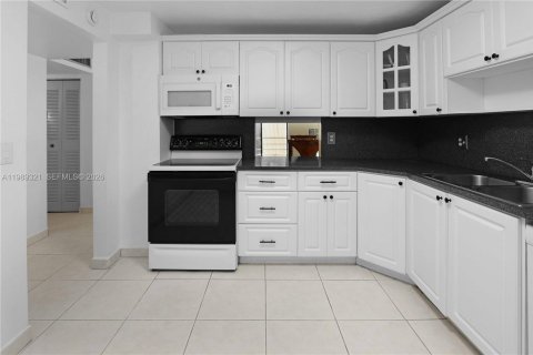 Condo in North Miami Beach, Florida, 2 bedrooms  № 2051481 - photo 10