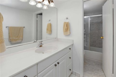 Condo in North Miami Beach, Florida, 2 bedrooms  № 2051481 - photo 23
