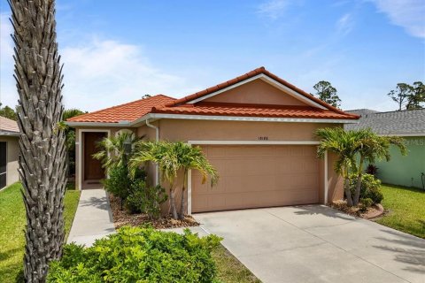 House in Lake Suzy, Florida 3 bedrooms, 145.11 sq.m. № 1719623 - photo 2