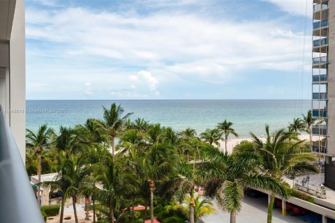 Купить кондоминиум в Майами-Бич, Флорида 1 комната, 97.64м2, № 1836350 - фото 1