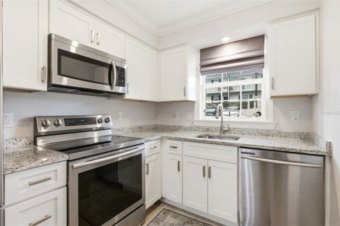 Condo in Winter Park, Florida, 2 bedrooms  № 2386032 - photo 9