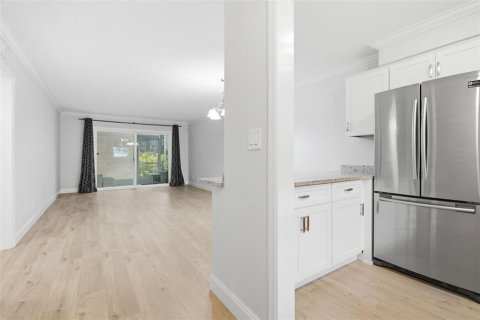 Condo in Winter Park, Florida, 2 bedrooms  № 2386032 - photo 8