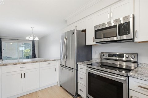 Condo in Winter Park, Florida, 2 bedrooms  № 2386032 - photo 10