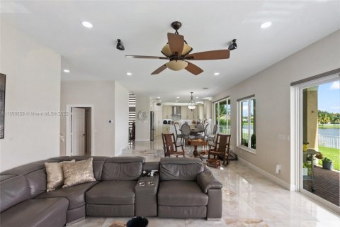Casa en venta en Miramar, Florida, 6 dormitorios, 378.3 m2 № 1953488 - foto 16