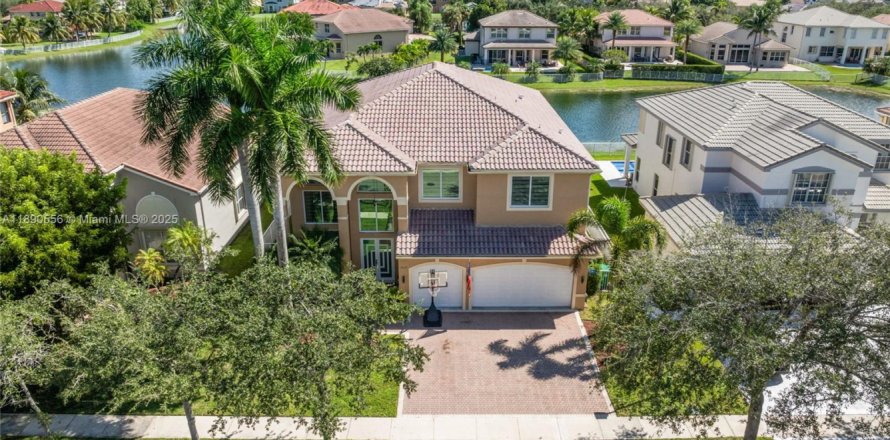 Casa en Miramar, Florida 6 dormitorios, 378.3 m2 № 1953488
