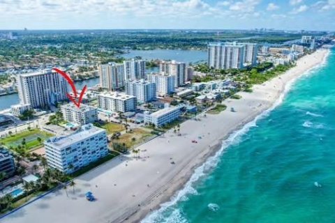 Condominio en Hollywood, Florida, 2 dormitorios № 2193241