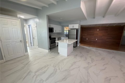 House in Plantation, Florida 3 bedrooms, 124.3 sq.m. № 2022267 - photo 3