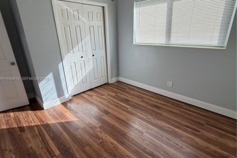 House in Plantation, Florida 3 bedrooms, 124.3 sq.m. № 2022267 - photo 11