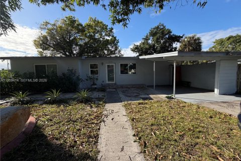 House in Plantation, Florida 3 bedrooms, 124.3 sq.m. № 2022267 - photo 2