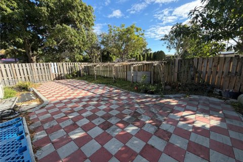 House in Plantation, Florida 3 bedrooms, 124.3 sq.m. № 2022267 - photo 17