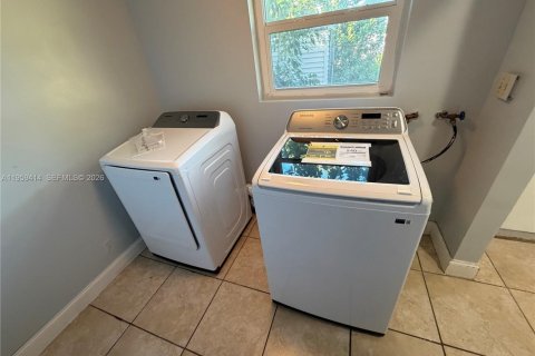 House in Plantation, Florida 3 bedrooms, 124.3 sq.m. № 2022267 - photo 15