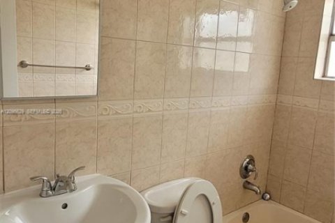 Condo in Miami, Florida, 2 bedrooms  № 2385269 - photo 7