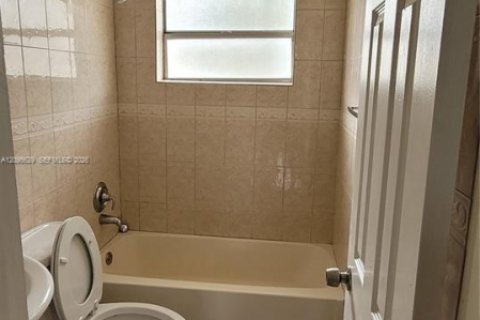 Condo in Miami, Florida, 2 bedrooms  № 2385269 - photo 8